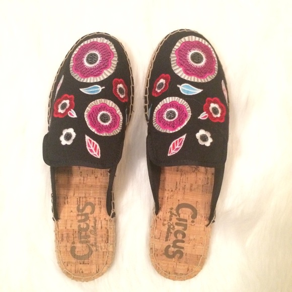 Circus by Sam Edelman Floral Embroidered Mule - Picture 3 of 8